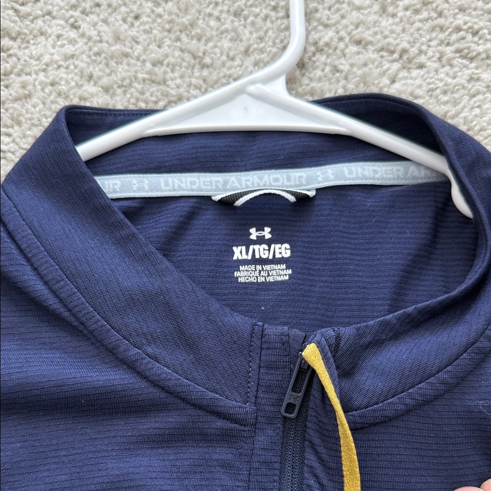 Notre Dame Under Armour Men's Quarter Zip Polo Shirt in Navy and Gold - Picture 2 of 4